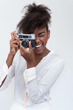 Afro Amerikalı kadın vintage fotoğraf makinesi ile