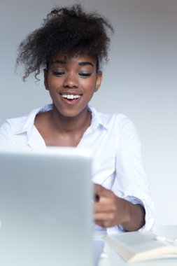 kıvırcık saçlı mutlu kız