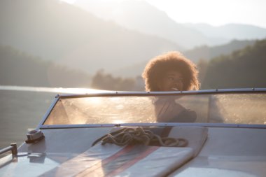Güzel kız zevk tekne yolculuğu
