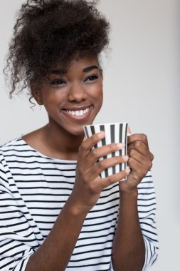 kahve fincanı Afro kadınla