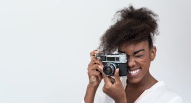 Afro Amerikalı kadın vintage fotoğraf makinesi ile