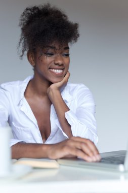 dizüstü bilgisayar kullanan öğrenci kız 