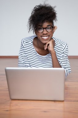 dizüstü bilgisayar kullanan öğrenci kız 