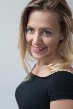 Gülümseyen genç kadın