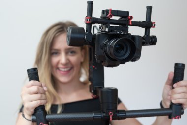 güzel kadın videoları çekiyor