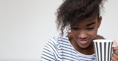 kahve fincanı Afro kadınla