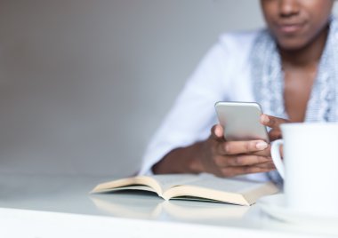 Gündelik iş kadını manifatura telefon