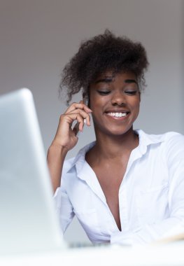 Cep telefonu kullanan kız