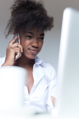 Dizüstü bilgisayar kullanan Afrikalı kız