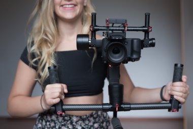 güzel kadın kamera kullanarak