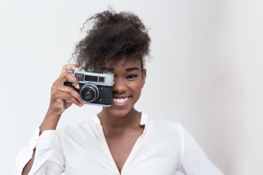 Afro Amerikalı kadın vintage fotoğraf makinesi ile