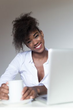 Onu laptop çalışma genç serbest meslek