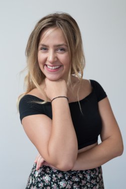 Gülümseyen genç kadın