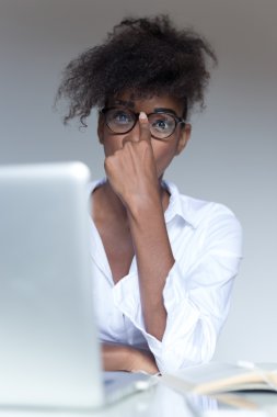 Onu laptop çalışma genç serbest meslek