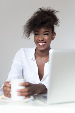 Onu laptop çalışma genç serbest meslek