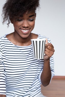 kahve fincanı Afro kadınla