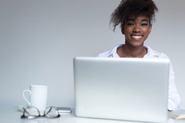 Onu laptop çalışma genç serbest meslek