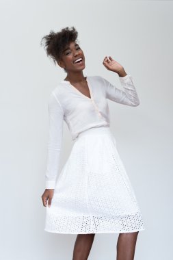 Genç siyah kadın gülüyor ve dans