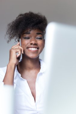 dizüstü bilgisayar kullanan mutlu kız