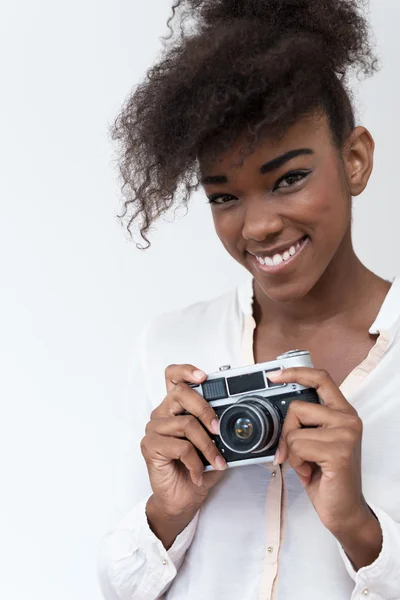 Afro-Amerikaanse vrouw met vintage camera — Stockfoto