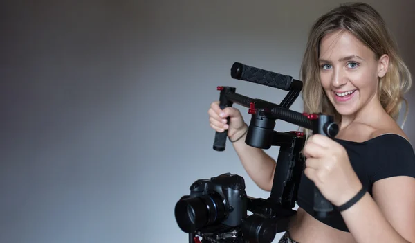 Kamerzysta kobieta zrobić wideo — Zdjęcie stockowe