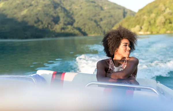 Belle fille appréciant la promenade en bateau — Photo