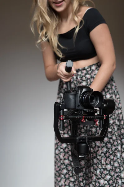 Donna videografa utilizzando la fotocamera — Foto Stock