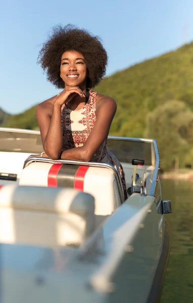 Menina bonita desfrutando de passeio de barco — Fotografia de Stock