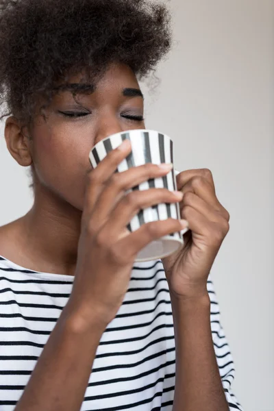 Afro kvinna med kaffekopp — Stockfoto