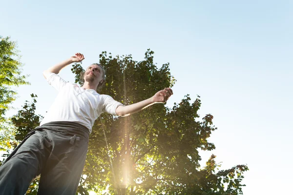 Man practising slack line in park — Stock Photo, Image