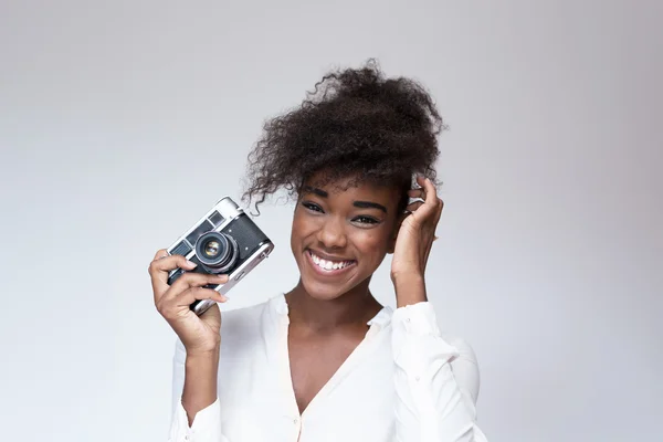 Afro americký žena s vintage camera — Stock fotografie