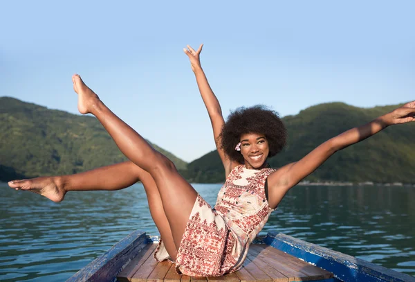 Hermosa chica disfrutando paseo en barco — Foto de Stock