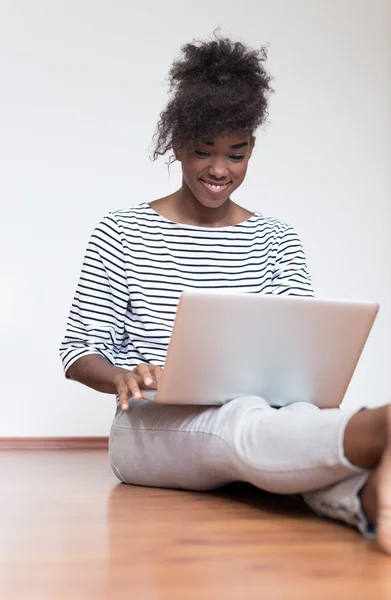 Estudante menina usando laptop — Fotografia de Stock