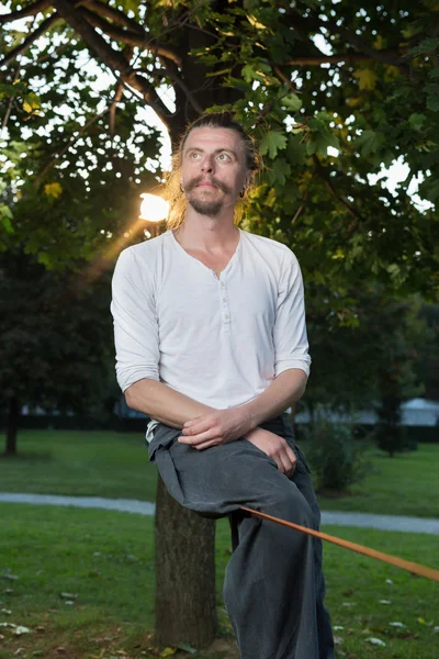 공원에서 여유 줄을 연습 하는 남자 — 스톡 사진