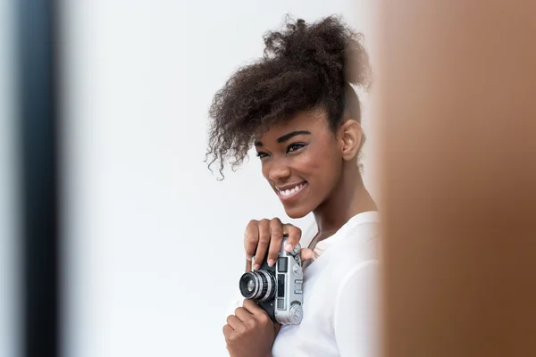 Afro americký žena s vintage camera — Stock fotografie