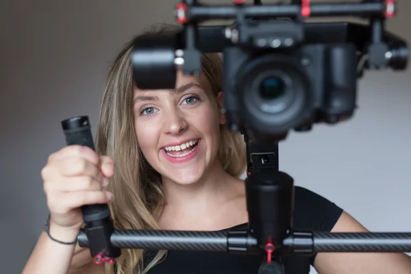 Mulher videógrafa fazer vídeo — Fotografia de Stock
