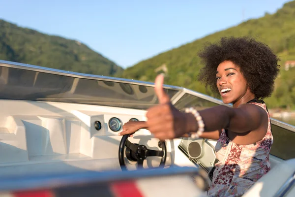 Hermosa chica disfrutando paseo en barco — Foto de Stock