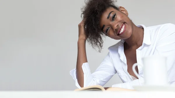 Mulher em branco com xícara de café — Fotografia de Stock