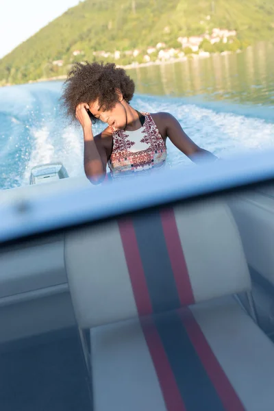 Piękna dziewczyna korzystających łodzią motorową — Zdjęcie stockowe