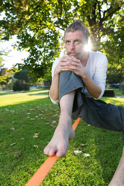 Homem praticando linha de folga no parque — Fotografia de Stock