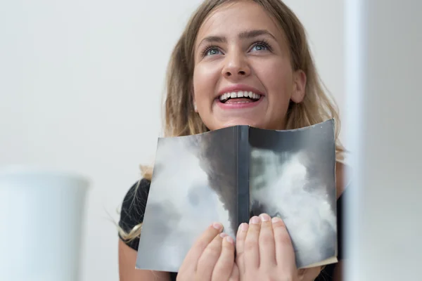 Ung vacker kvinna med bok — Stockfoto