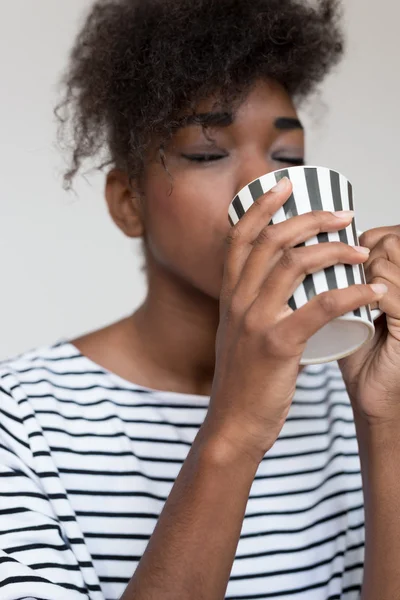 お茶を飲む女 — ストック写真