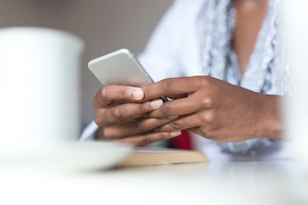 Casual mujer de negocios mensajes de texto en el teléfono — Foto de Stock