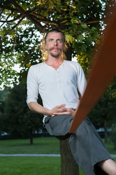 Мужчина, практикующий слабину в парке — стоковое фото