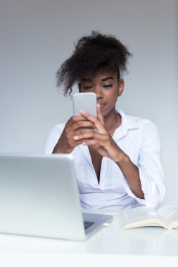 dizüstü bilgisayar kullanan mutlu kız