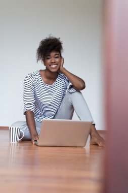 Dizüstü bilgisayar kullanan Afrikalı kız