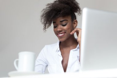 Onu laptop çalışma genç serbest meslek