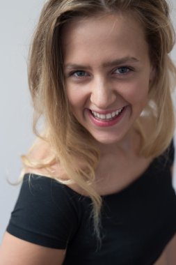 Yüz kadın portresi