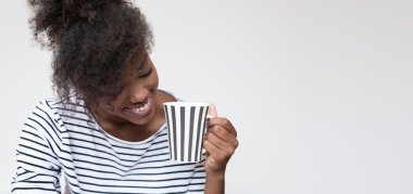 çizgili tişört Afro kadında
