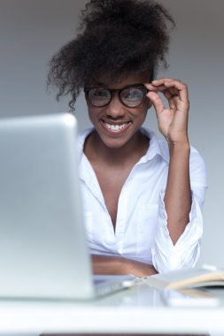 Onu laptop çalışma genç serbest meslek